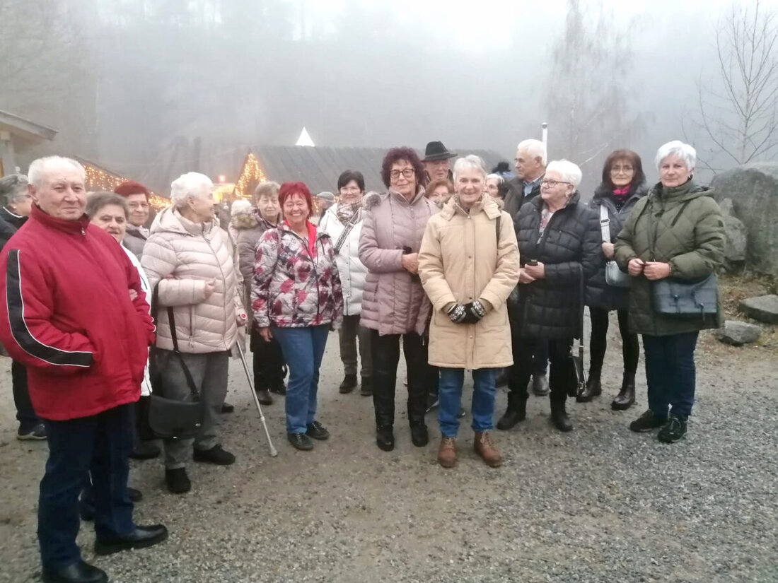 Maxhütte-Haidhof. Seniorinnen und Senioren aus der Stadt besuchten am 11. Dezember 2025 die Granitweihnacht im Granitzentrum Hauzenberg. Knapp 100 Teilnehmer reisten mit zwei Bussen an; trotz Nebel war die Stimmung gut.