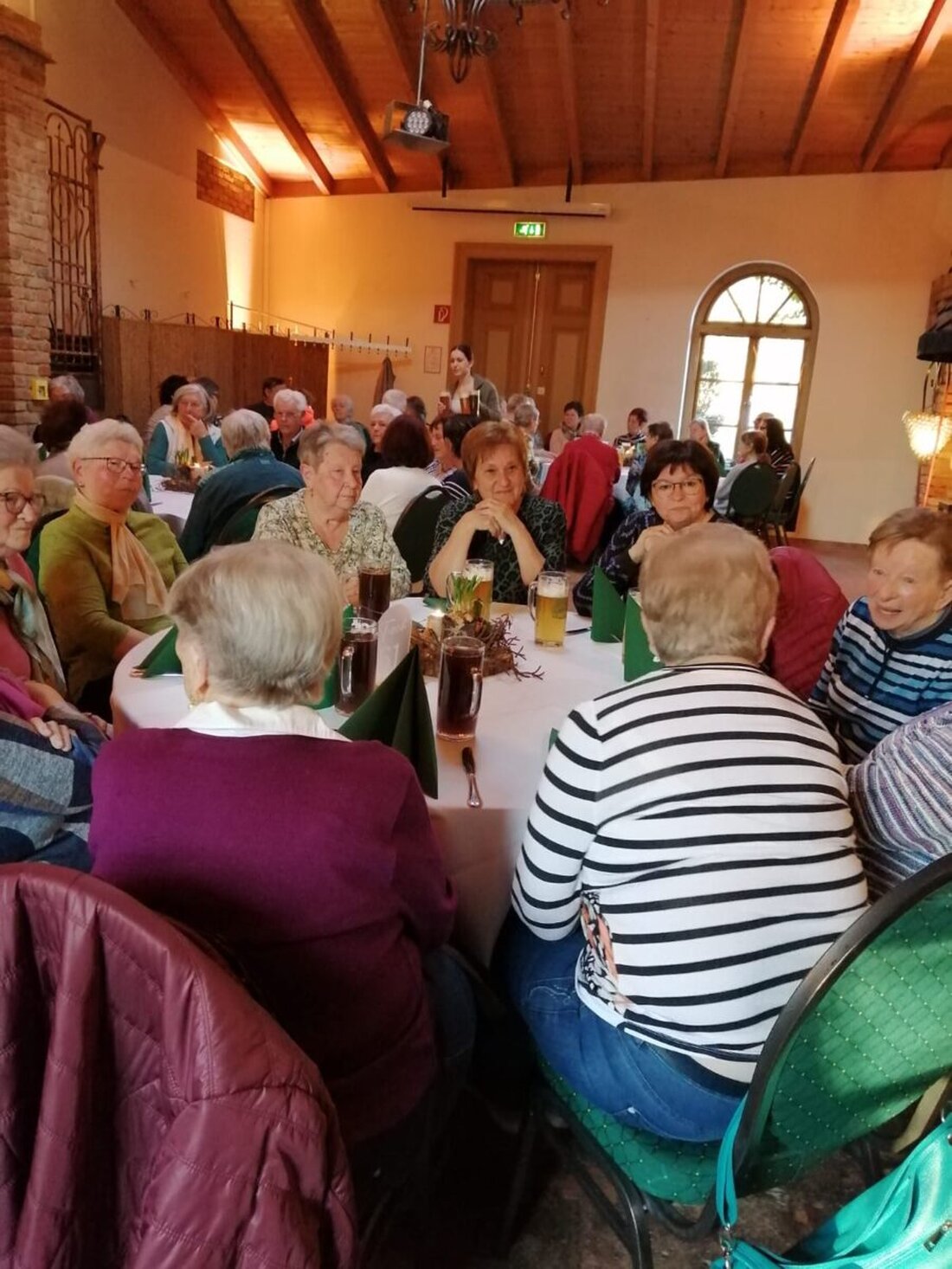 Maxhütte-Haidhof. Senioren aus Maxhütte-Haidhof besuchten im Rahmen des Seniorenprogramms den Modemarkt Adler in Eching für einen entspannten Shopping-Tag. Die nächste Veranstaltung, eine Osterbrunnenfahrt in die Fränkische Schweiz am 24. April 2025, ist bereits ausgebucht.