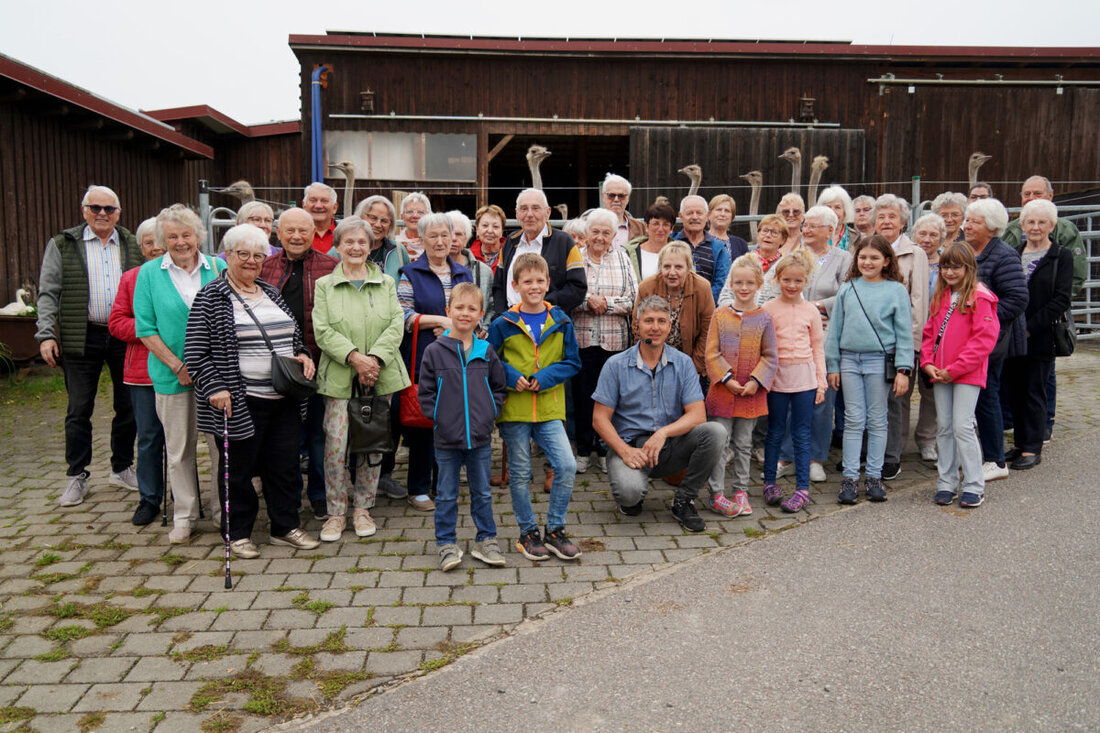 Weiden. Senioren der Pfarrei St. Johannes besuchten den Straußenhof Kotzenbach, lernten viel über Strauße und Produkte, genossen Kaffee und Kuchen und fanden den Besuch informativ und unterhaltsam.