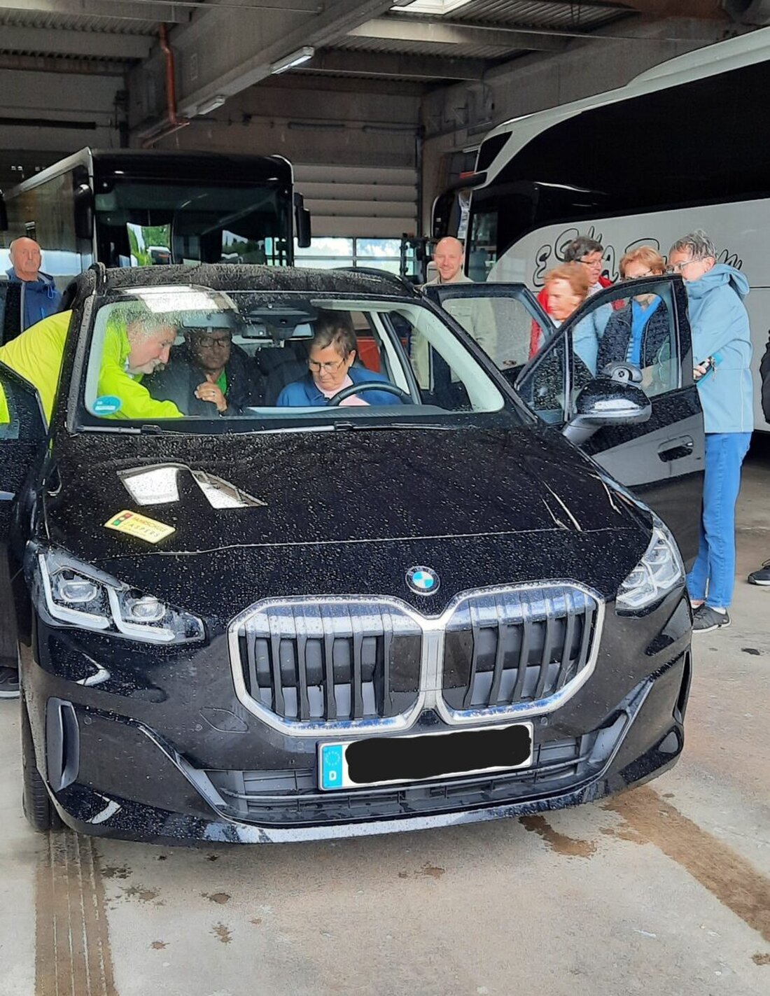 Tirschenreuth. Seniorenbeauftragte aus dem Landkreis vertieften bei einer Veranstaltung ihr Wissen zur Verkehrssicherheit im Alter. Seniorenfachstelle, Kreisverkehrswacht und Fahrschule Jaspers boten Praxis mit Assistenzsystemen.