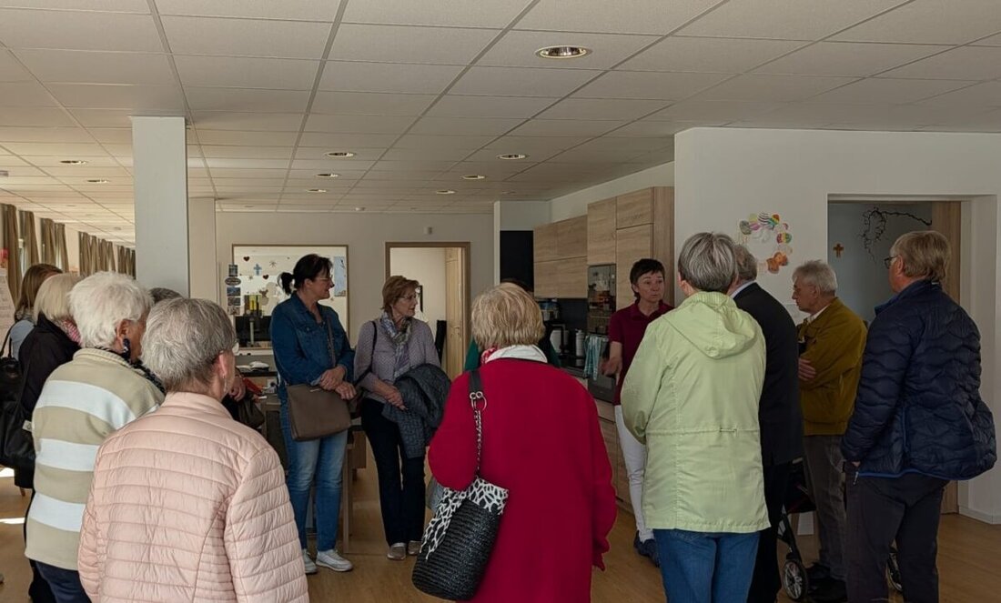 Mitterteich. Seniorenbeauftragte und Quartiersmanager besichtigen die Caritas-Tagespflege Zanklgarten und erhalten Einblicke in den Alltag. Am 16. April 2026 lud Peter Gold zum Austausch über Entlastung pflegender Angehöriger.