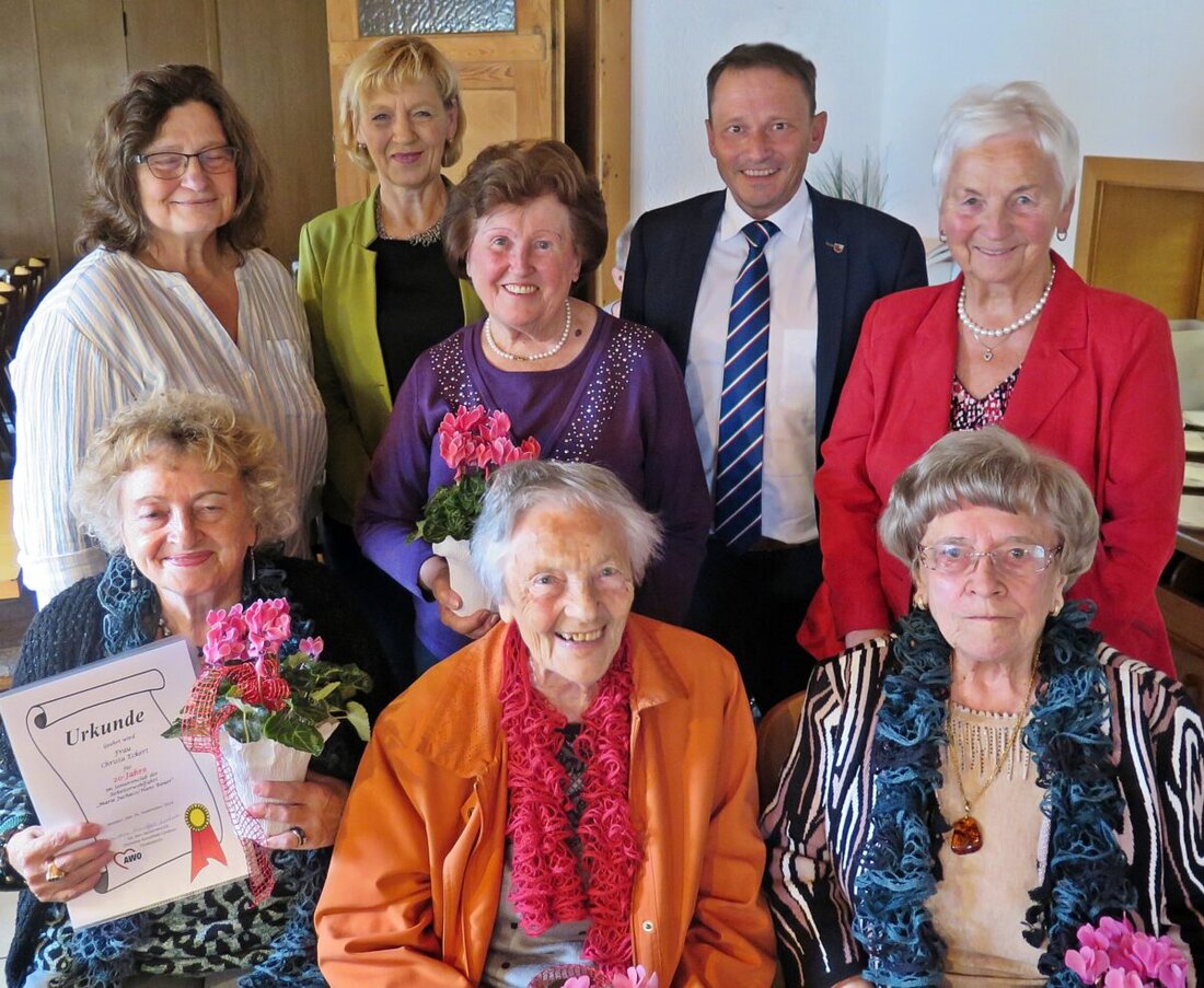 Weiden. Der Seniorenclub Marie Juchacz/Hans Bauer feierte sein 55-jähriges Jubiläum mit Ehrungen und einem musikalischen Programm. Oberbürgermeister Jens Meyer gratulierte und betonte die Bedeutung der Gemeinschaft für das Wohlergehen im Alter.