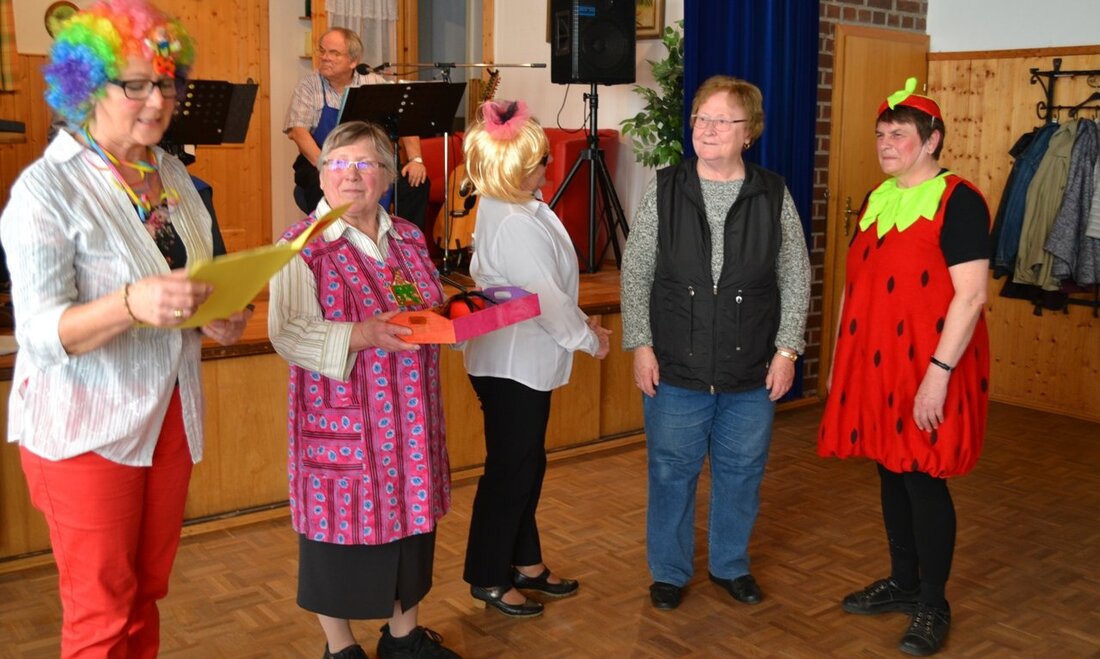 Wurz. Viel zu lachen gab es beim Seniorenfasching in Wurz. Für ihre Bemühung ehrte die Faschingsgesellschaft die Hausherrin Käthe Bodenmeier besonders.  Von Tom Kreuzer Der Seniorenfasching im Gemeindesaal in Wurz, [&hellip;]