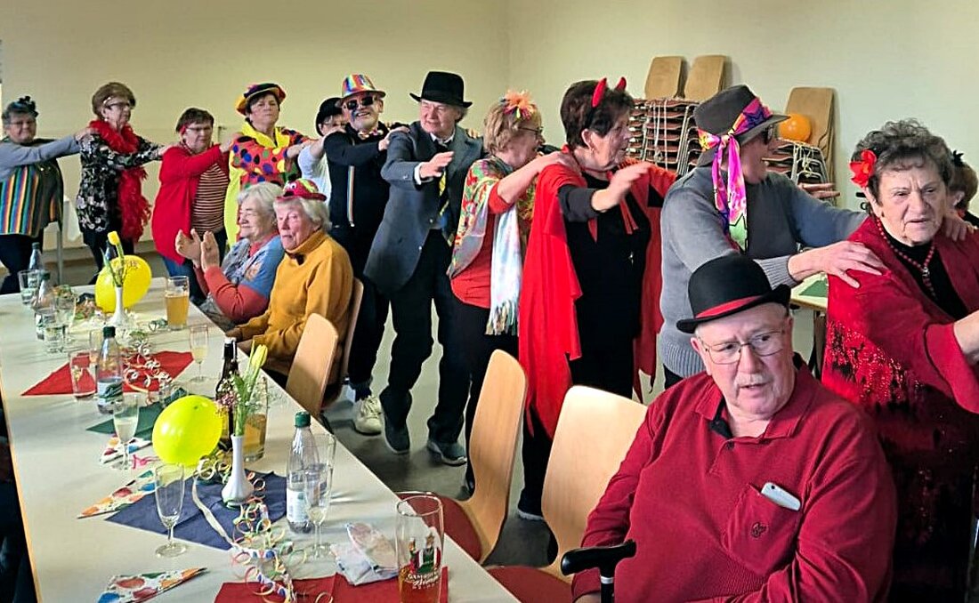 Schirmitz. "Schirmitz - Helau! Pirk - Helau! Weiden - Helau!" So schallte es am Mittwoch durch den festlich geschmückten Pfarrsaal in Schirmitz, als die Senioren in Bestform ihren Fasching feierten.