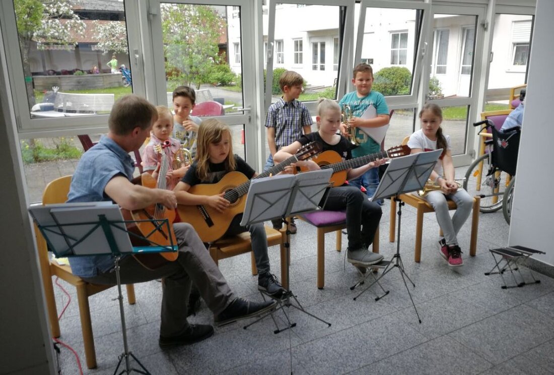 Pressath. Ob Solo, im Duett oder Ensemble: Die jungen Musiker um Benno Englhart zeigten keinerlei Aufregung. Mit einem bunten Strauß insgesamt dreißig beliebter Volkslieder und bekannter Melodien erfreuten sie, meist [&hellip;]