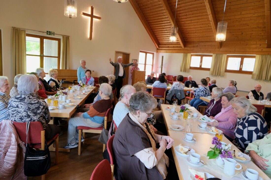 Floß. Beim Seniorenkreis Klub 70 wurde der Mutter- und Großelterntag im Gemeindehaus der evangelischen Kirchengemeinde St. Johannes Baptista gefeiert. Es gab Musik, einen Kinderauftritt, Geburtstagsgrüße und Kaffee.