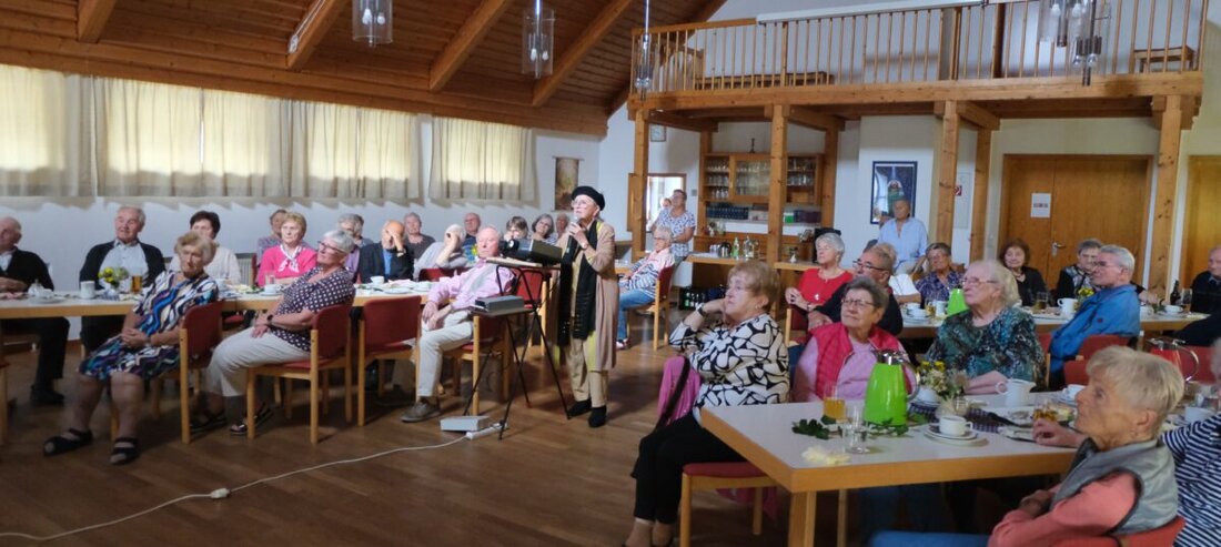 Floß. Nach der Sommerpause traf sich der Seniorenkreis Klub 70 wieder zum Monatstreffen im Gemeindehaus. Referentin Erna Häupl nahm Gäste mit auf eine bildstarke Reise zu Herbst- und Winterlandschaften an oberbayerische Seen.