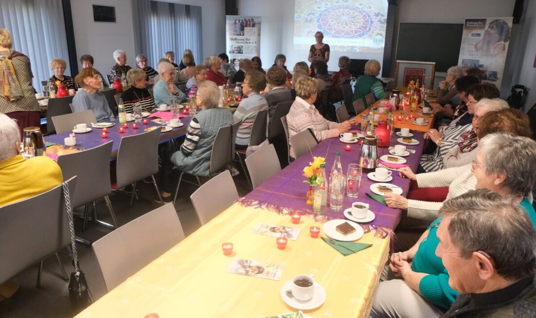 Floß. Der Katholische Seniorenkreis traf sich erstmals im Unterrichtsraum des neuen Feuerwehrgerätehauses und zeigte sich begeistert. Gäste stellten Hilfsorganisation Hoffnung für Menschen vor; es gab eine Spende von 500 Euro.