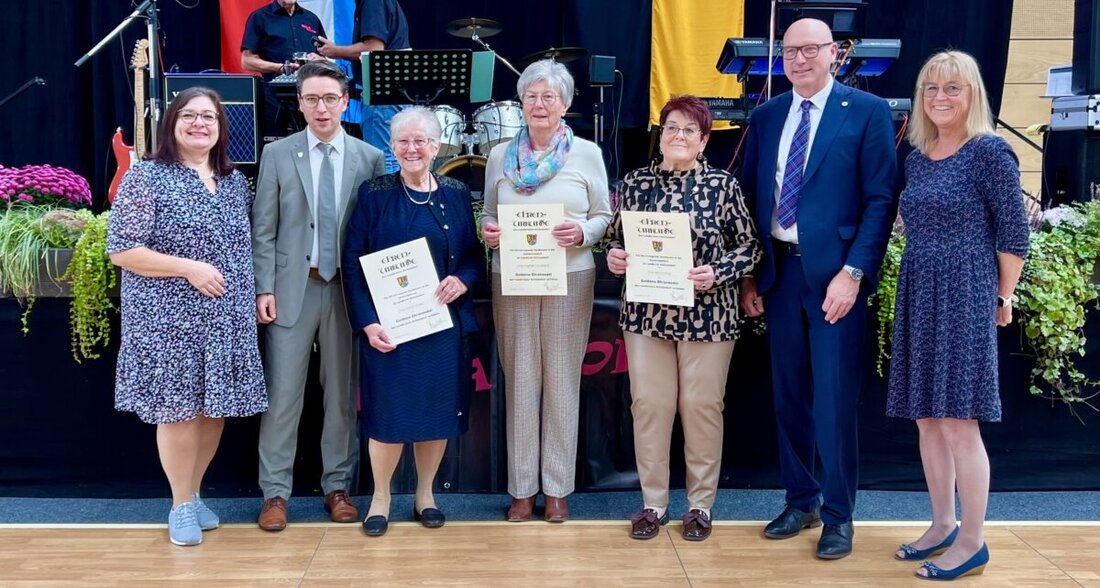 Burglengenfeld. Mehr als 500 Seniorinnen und Senioren feierten in der Stadthalle den gelungenen Abschluss der Reihe: Die Tanzband Hula Hoop und der Frauenchor acaBella sorgten für Schwung, dazu gab es Ehrungen für zwei 96-Jährige.