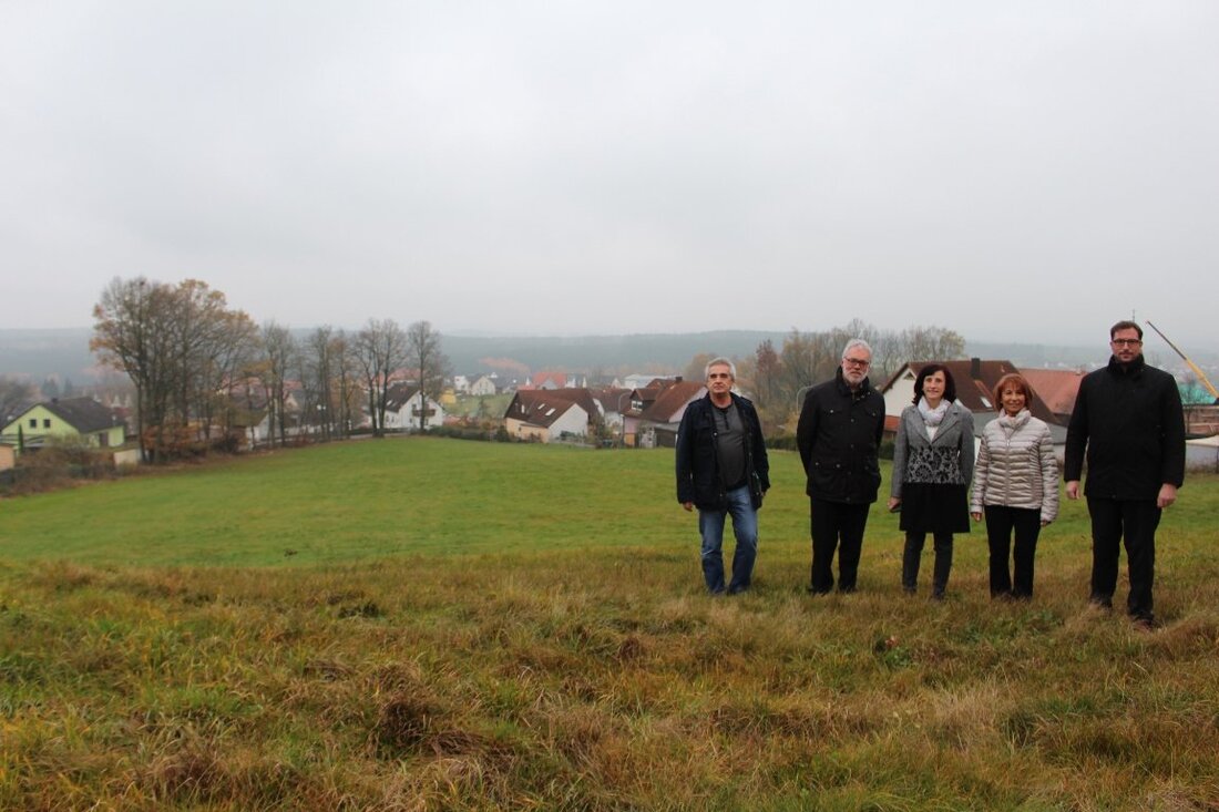 Parkstein. Seit einigen Jahren gibt es in Parkstein immer wieder Gerüchte über ein Altersheim. Seit Montag steht fest: Die Altersresidenz kommt tatsächlich an den Fuß des Basaltkegels.  Von Yvonne Sengenberger [&hellip;]