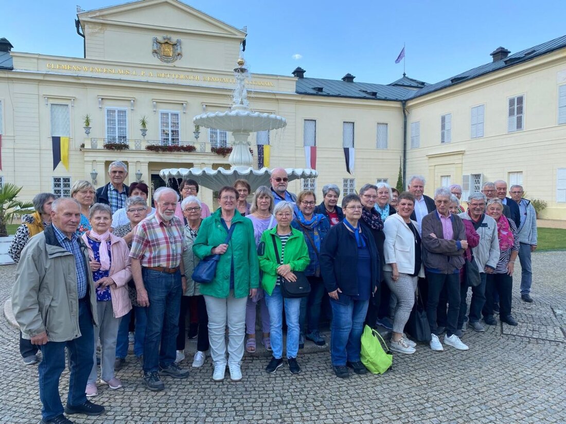 Landkreis Tirschenreuth. Seniorenbeauftragte und Quartiersmanager erkundeten historische Stätten, darunter das Porzellanikon und Schloss Königswart. Die Fahrt diente als Dankeschön und Inspiration für eigene Projekte.
