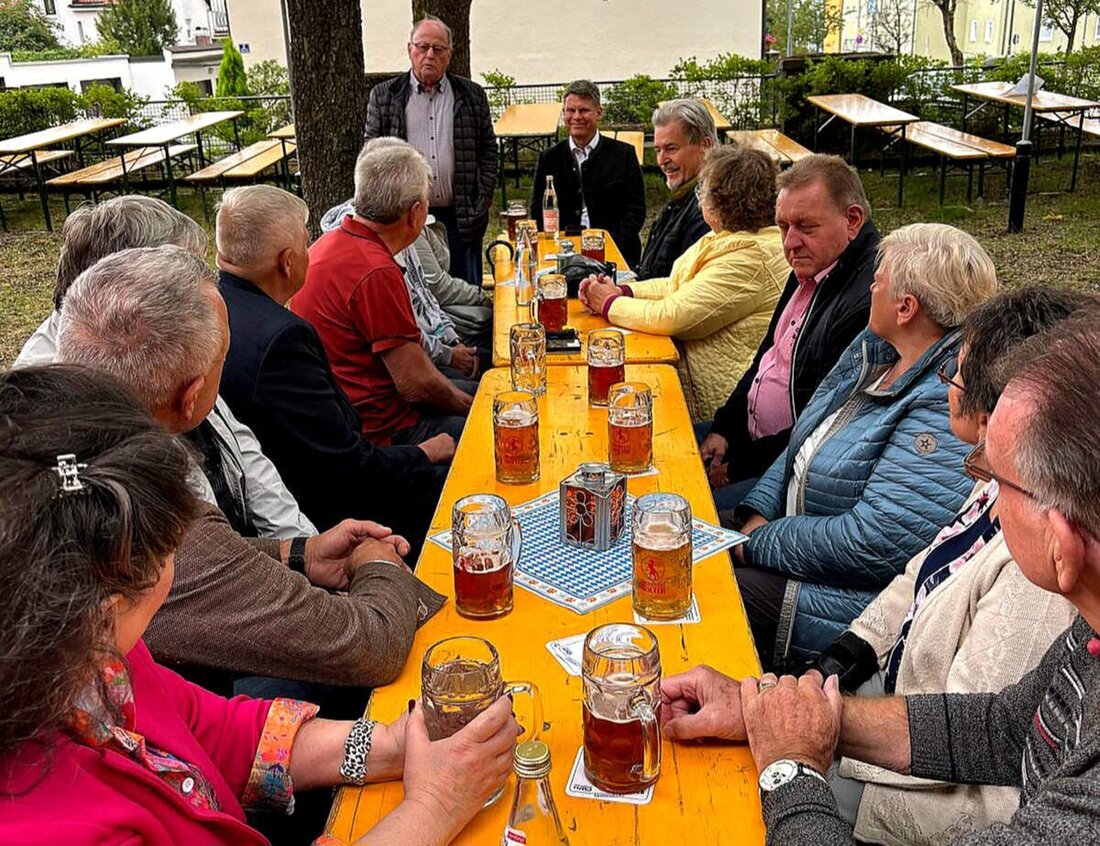 Weiden. Im ehemaligen Heimgarten hatte der Vorsitzende der Arbeitsgemeinschaft der Seniorenunion Weiden, Hartmut Brönner, eingeladen. Benjamin Zeitler, Fraktionsvorsitzender der CSU Weiden, berichtete aus der Stadtpolitik und stellte sich den interessierten Fragen der Zuhörer.