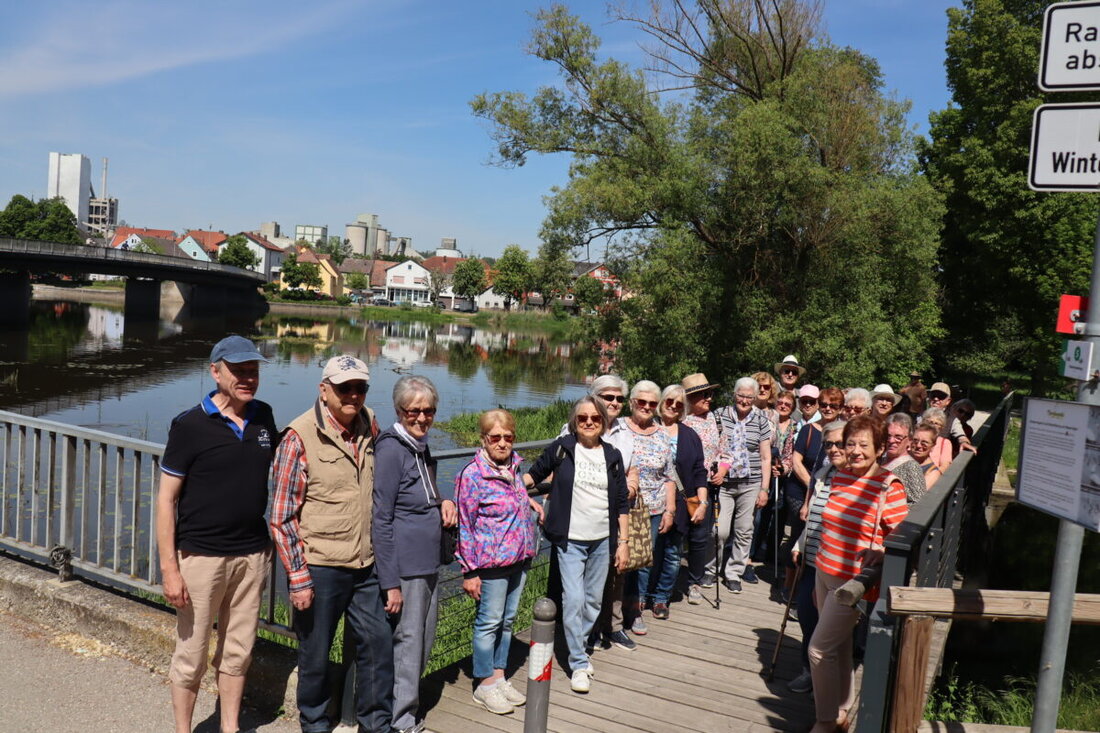 Burglengenfeld. Unter dem Motto "Natur, Wissen und Geselligkeit" lud Nicole Söllner, Seniorenbeauftragte der Stadt, alle Seniorinnen und Senioren zu einem besonderen Spaziergang ein - und durfte sich über regen Zuspruch freuen.