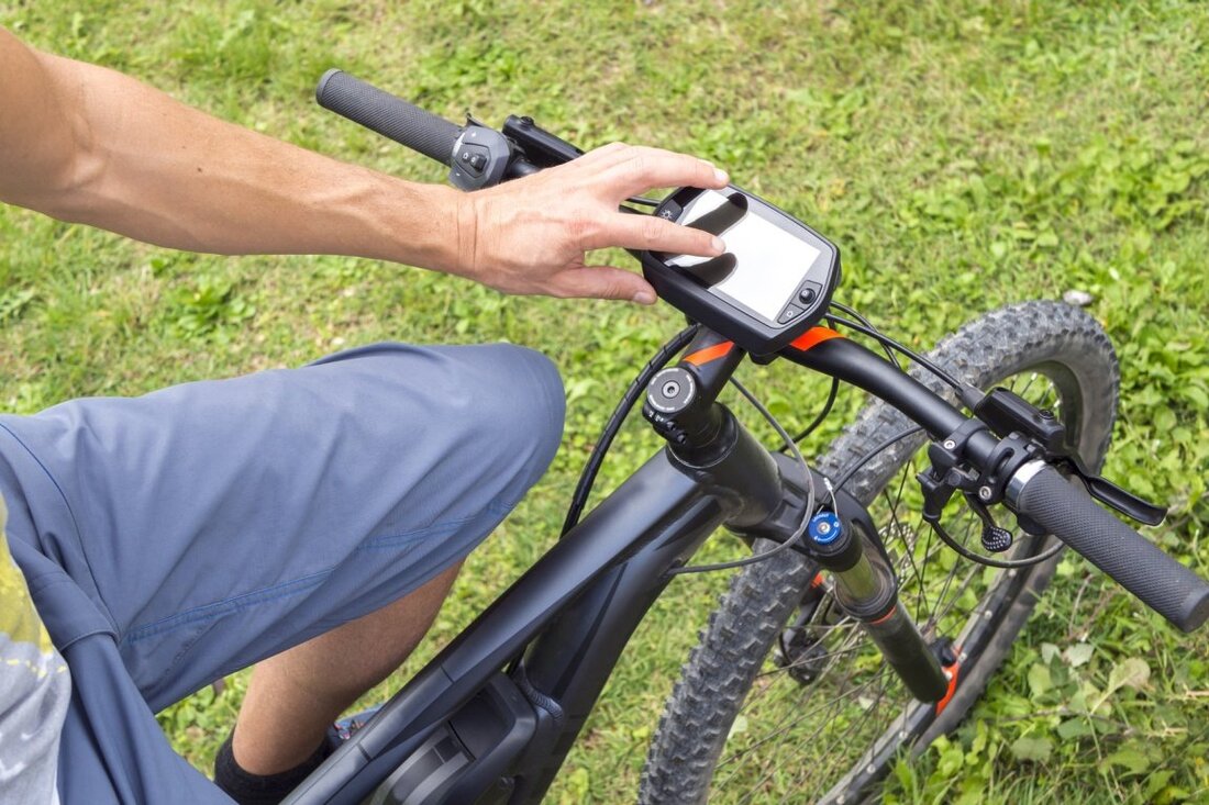 Waldershof. Ein E-Bike-Fahrer fiel in den frühen Morgenstunden des Samstages der Polizeistreife gleich dreimal auf. Zuerst stellten die Beamten fest, dass der Pedelec-Führer trotz Dunkelheit ohne Licht fuhr. Außerdem telefonierte [&hellip;]