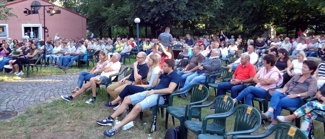 Windischeschenbach. Eine Weltreise durch die Musikgeschichte, Soul und viel Gefühl – die Windischeschenbacher freuen sich über etwas Normalität, die die Serenaden in den Alltag zurückbringen.  Von Peter Gattaut  Die Windischeschenbacher [&hellip;]