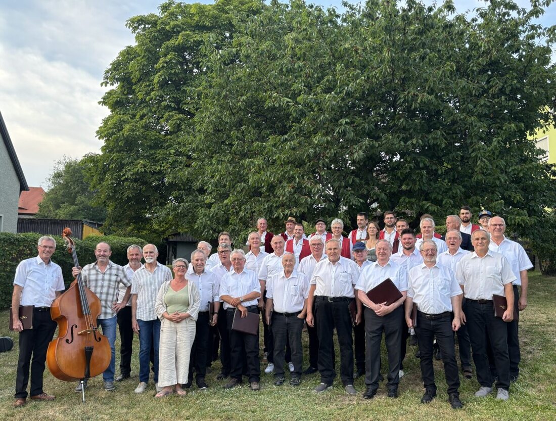 Flossenbürg. Bei lauen Temperaturen verwandelte die Serenade „Flossenbürger Klänge“ den Rathausgarten in eine Konzertbühne. Rund 120 Gäste genossen Blasmusik, Folk und Chorgesang bei freiem Eintritt.