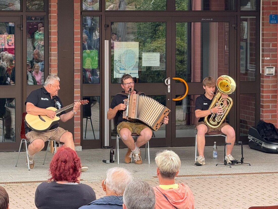 Waidhaus. Wetterunsicherheit prägte die jüngste Serenade, doch das Trio "Bruckhofer – echt urig" spielte zuerst draußen und zog dann wegen Regens in die Aula um. Das Publikum genoss die Musik, darunter Volkstümliches und Wirtshauslieder, und forderte begeistert Zugaben.