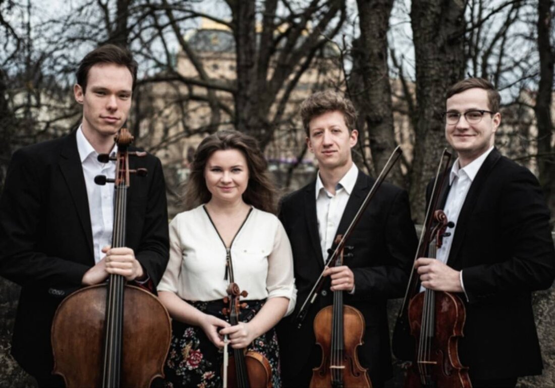 Püchersreuth. Das Ševčík-Quartett, bestehend aus Pavla Tesařová, Michael Foršt, Matouš Hasoň und Adam Klánský, tritt am 27. Juli 2025 um 16 Uhr im historischen Pfarrhof von Püchersreuth / OT Wurz auf. Veranstaltet durch den Freundeskreis Wurzer Sommerkonzerte, wird das Ensemble Werke von Felix Mendelssohn-Bartholdy, Vladimír Sommer und Antonín Dvořák präsentieren. Tickets sind auf okticket.de verfügbar.