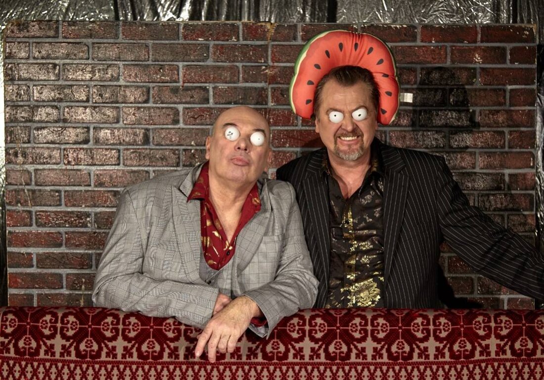 Waldeck. Die musikalische Männerrevue "Sex, Drugs & Nackenrolle", präsentiert vom Heimat- und Kulturverein Waldeck in der Burgruine Waldeck, zeigt Werner Schwarz, Mario Eick und Timm Huber in einer humorvollen Show. Die Performance findet am 25. Juli 2025 statt und Tickets sind über okticket.de erhältlich.