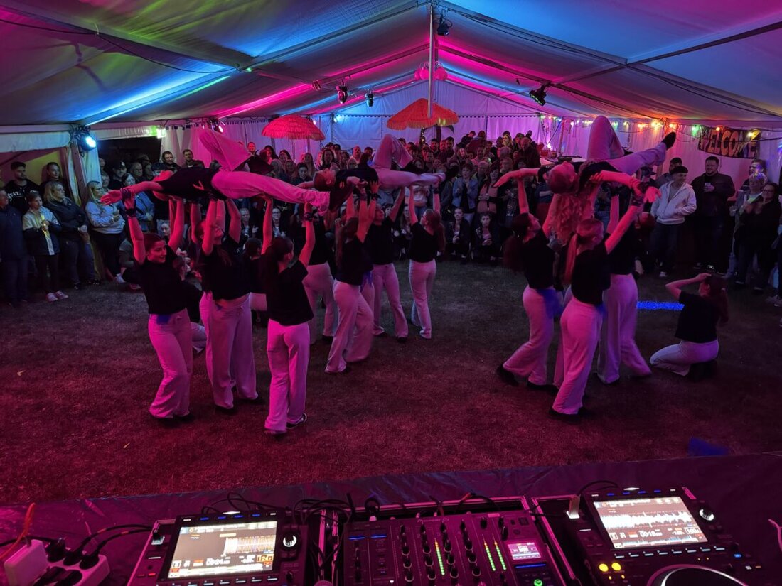 Dießfurt. Bei der Retro Neon Night des FC Dießfurt begeisterten die Showtanzgruppen der SV Grafenwöhr mit Hip-Hop- und Michael-Jackson-Medleys. Trotz kühler Luft feierten viele Gäste bei Beer Pong, Happy Hour und am Cocktailbus.