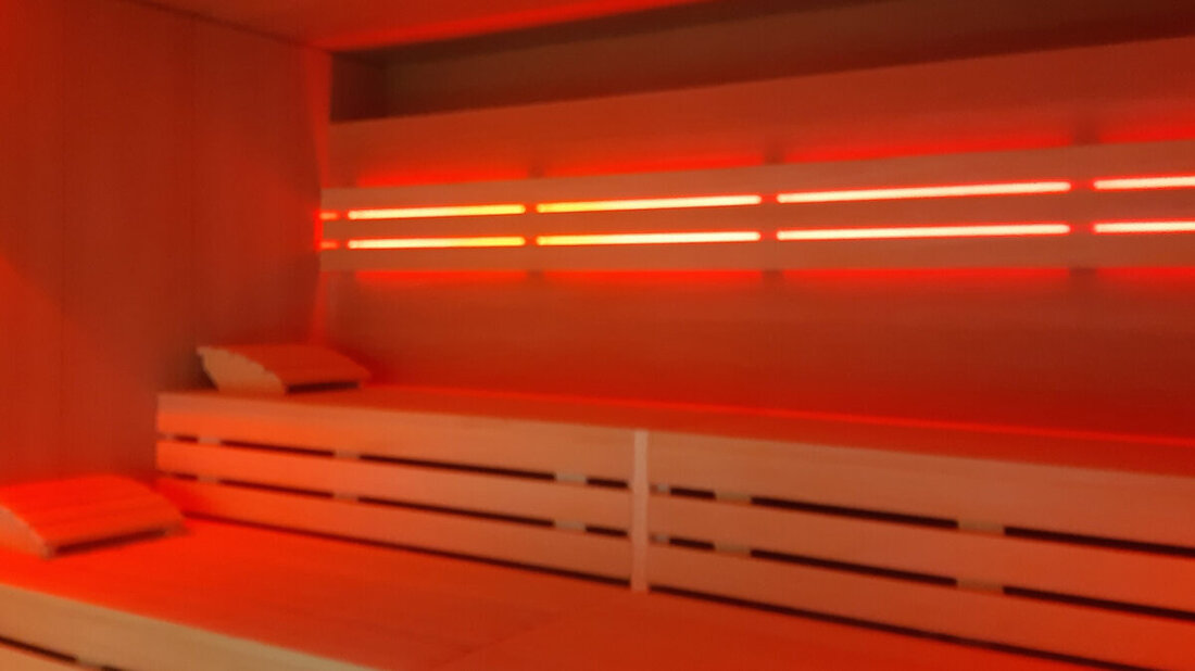 Bad Neualbenreuth. Im Sibyllenbad läuft bis 26. Juni 2026 die Inspektion; das Sauna-Untergeschoss ist offen, die Vitalsauna mit Farblicht wurde erneuert. Gäste bekommen Verlängerung der Badezeit und günstigere Tickets.