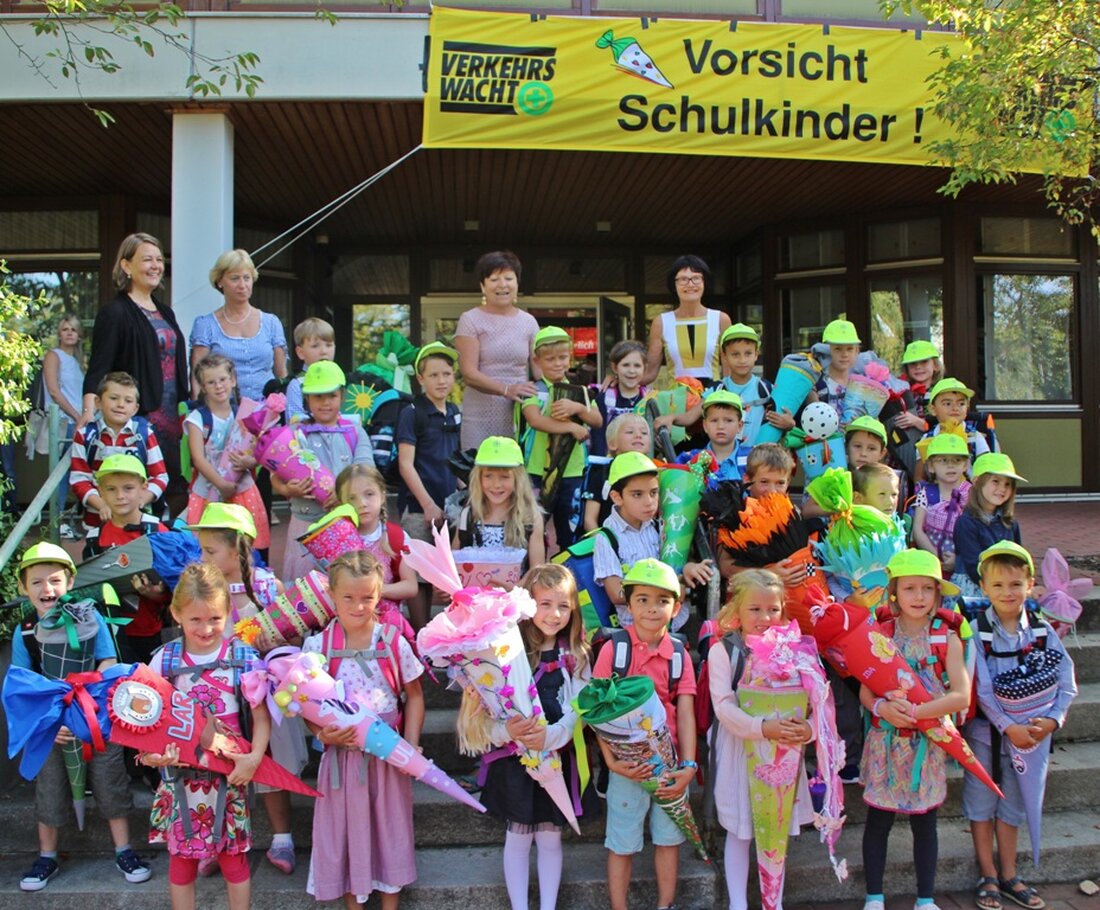 Weiden. Sicher zur Schule – Sicher nach Hause: Unter diesem Motto fand heute in der Clausnitzschule in Weiden die alljährliche Auftaktveranstaltung durch die Ortsverkehrswacht Weiden statt. Von Jürgen Masching In den ersten [&hellip;]