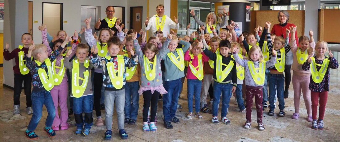 Erbendorf. Unter dem Motto Sicherheit durch Sichtbarkeit erhielten Erstklässler der Grundschule Erbendorf dank AOK Bayern und Verkehrswacht reflektierende Überwürfe. So wird der Schulweg in der dunklen Jahreszeit sicherer.