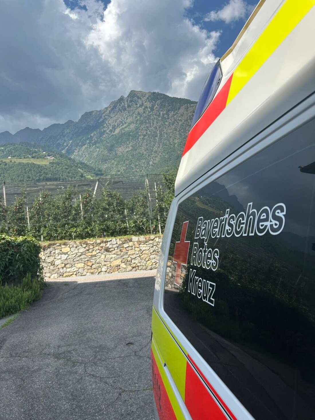 Ein Fördermitglied des BRK Kreisverbandes Weiden und Neustadt wurde nach einem Sturz in Südtirol kostenlos zurück nach Regensburg transportiert. Der Unfall geschah am 12. August 2025, und der Transport fand am 16. August statt.