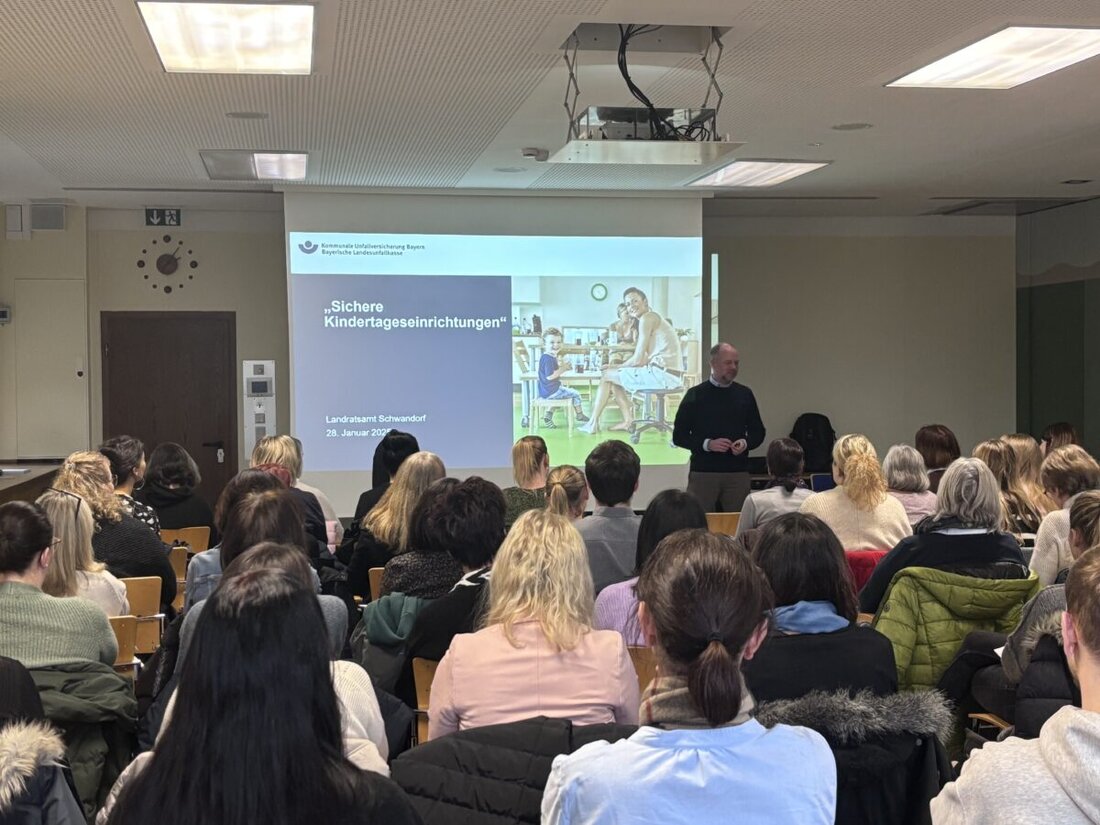 Schwandorf. Am Dienstag informierte das Landratsamt über Sicherheitsaspekte in Kindertageseinrichtungen. Rund 60 Teilnehmer aus Kommunen und Einrichtungen des Landkreises nahmen an der Veranstaltung teil.