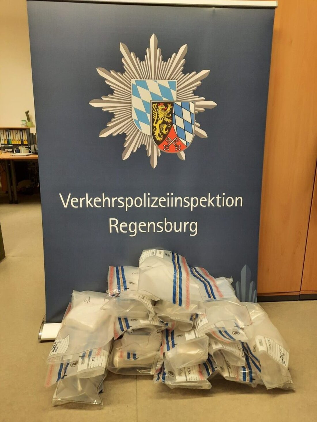 Velburg. Bei einer Kontrolle am 23. September gegen 14.30 Uhr fand die Polizei 25 Kilogramm Methamphetamin im Auto auf der Autobahn A3, nahm Vater (57) und Sohn (28) fest und ordnete Haft an.