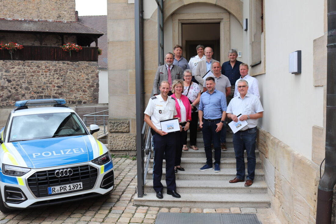 Nabburg. Am Mittwoch stellten der Dienststellenleiter der PI Nabburg, PHK Alexander Reichsthaler, und die stellvertretende Dienststellenleiterin, PHKin Marion Zenger, im Rahmen eines Besprechungstermines bei der PI Nabburg den Bürgermeisterinnen und Bürgermeistern im Zuständigkeitsbereich den Sicherheitsbericht für das Jahr 2024 vor.