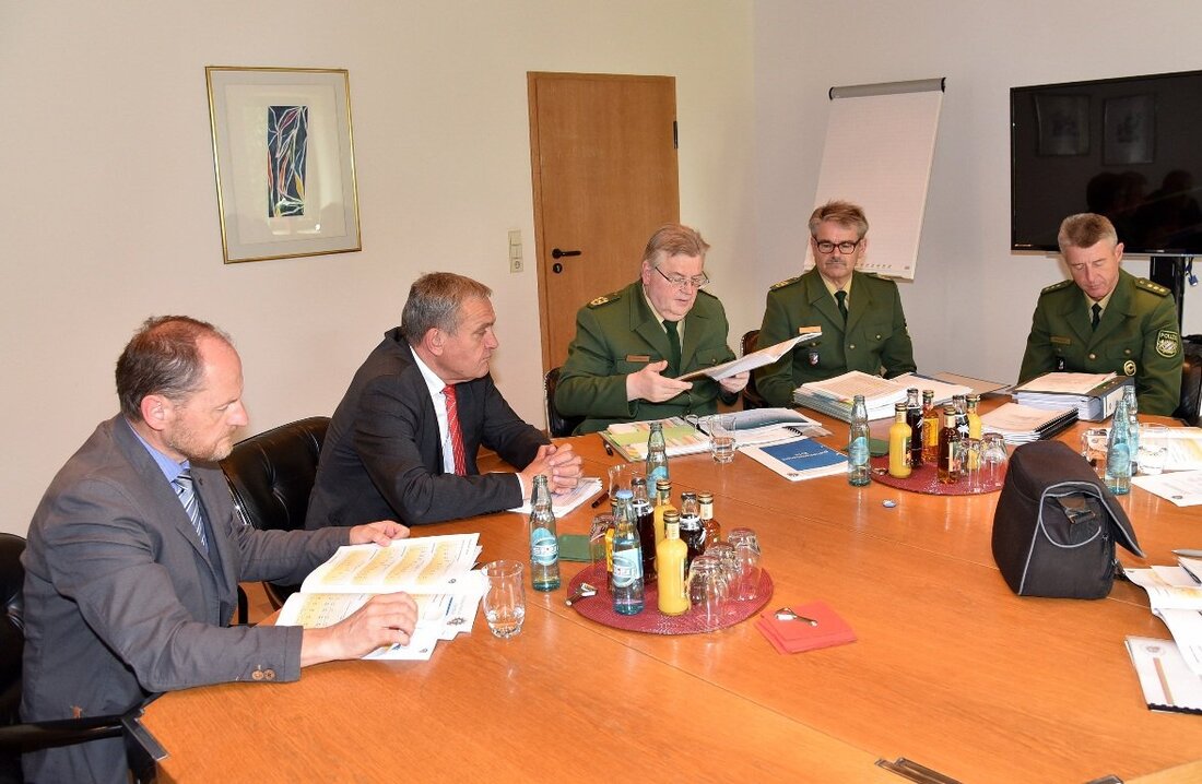 Weiden. Die Weidener Polizei leistet verdammt gute Arbeit, da ist sich Oberbürgermeister Kurt Seggewiß sicher. Beim Sicherheitsgespräch stellten Vertreter der Polizei die Lage rund um Weiden dar. Sorgen bereitete den [&hellip;]