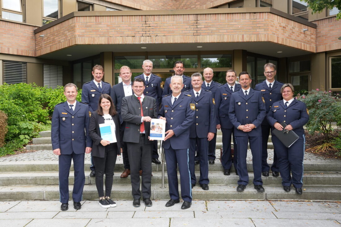 Schwandorf. Polizeipräsident Thomas Schöniger präsentiert eine positive Sicherheitsbilanz für 2024, mit einer hohen Aufklärungsquote von 73,9 Prozent. Straftaten gingen zurück und die Verkehrssicherheit verbesserte sich, obwohl Gewaltkriminalität und Unfälle mit Pedelecs zunahmen.