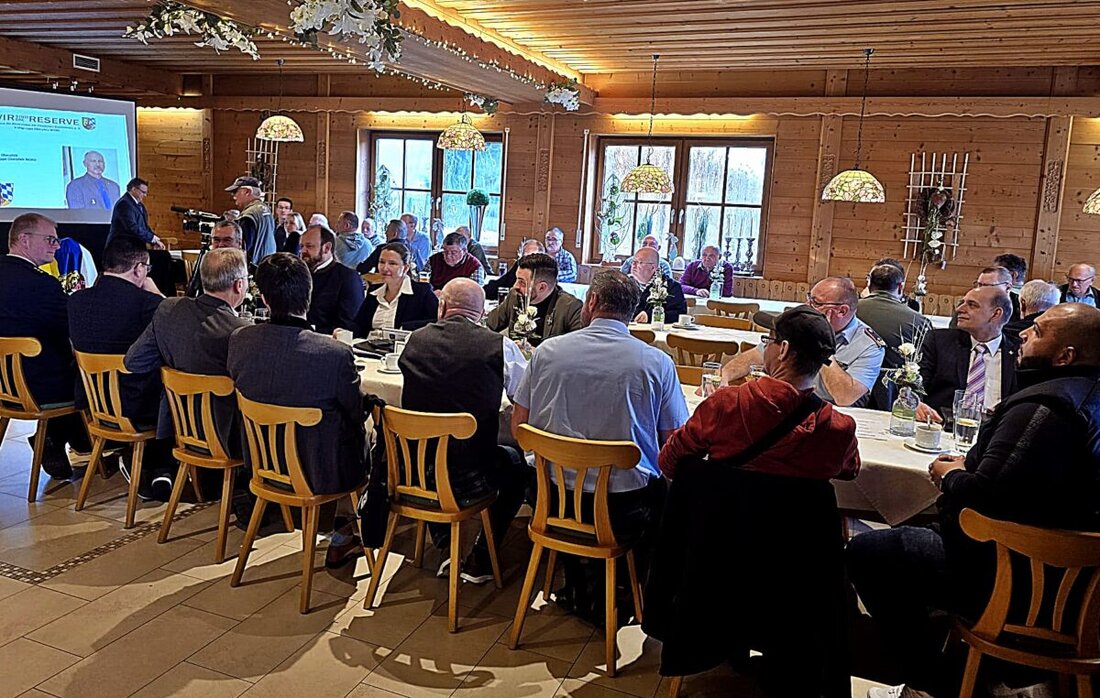 Weiden. Über 80 Teilnehmer besuchten das jährliche sicherheitspolitische Seminar, das die Bedeutung der Reservistenarbeit hervorhob. Die Veranstaltung bot Einblicke in die Polizeiarbeit und die NATO-Reaktionskräfte, unterstrichen durch das Engagement der Reservisten.