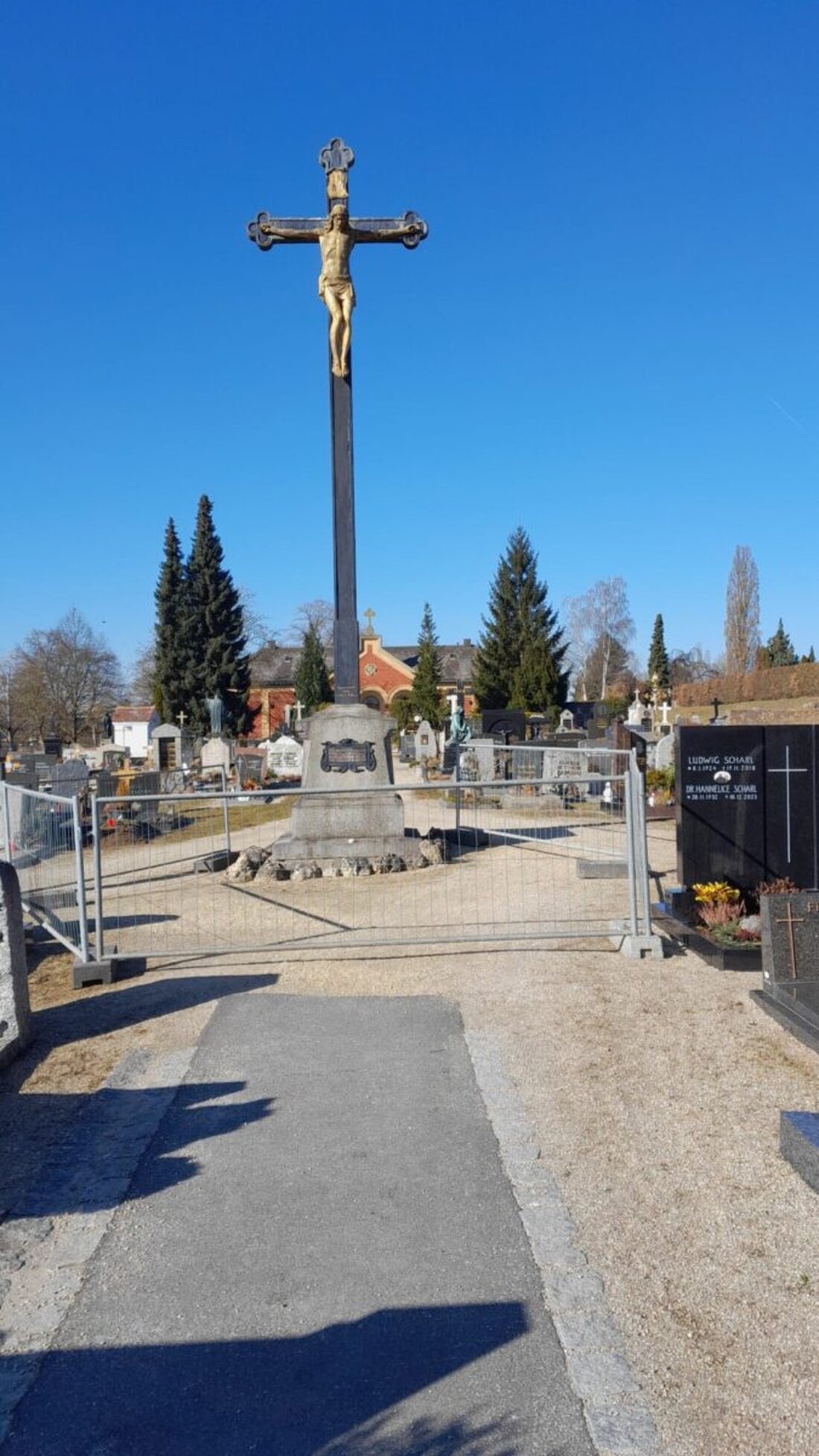 Amberg. Das Hochkreuz auf dem Katharinenfriedhof wurde aus Sicherheitsgründen gesperrt, da Rost und Fundamentmängel eine Sanierung erfordern.