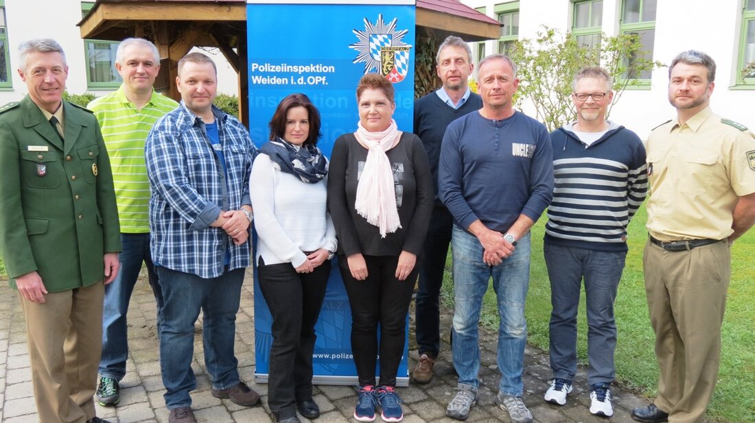 Weiden. Die Sicherheitswacht in Weiden hat sieben neue Mitglieder. Polizeidirektor Klau Müller begrüßte die zwei Frauen und fünf Männer in der Polizeiinspektion in Weiden.  Den sieben „Neuen“ wurden in einem [&hellip;]