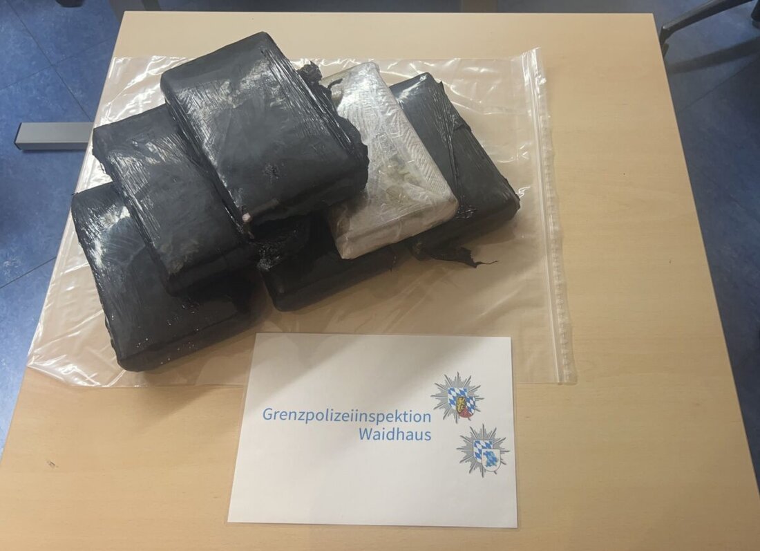 Waidhaus. Bei einer Kontrolle im Rahmen der Schleierfahndung an der Autobahn A6 bei Waidhaus stellten Einsatzkräfte am Samstagnachmittag eine große Menge Kokain sicher. Der mutmaßliche Besitzer wurde festgenommen. Die Kriminalpolizeiinspektion Weiden hat die Ermittlungen aufgenommen. 