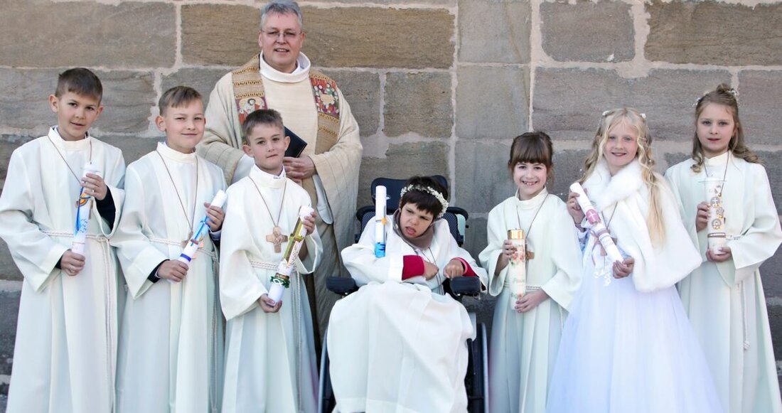 Schlammersdorf. Am Weißen Sonntag durften sieben Kinder aus Schlammersdorf, Menzlas und Ernstfeld zum ersten Mal den Leib Christi empfangen.