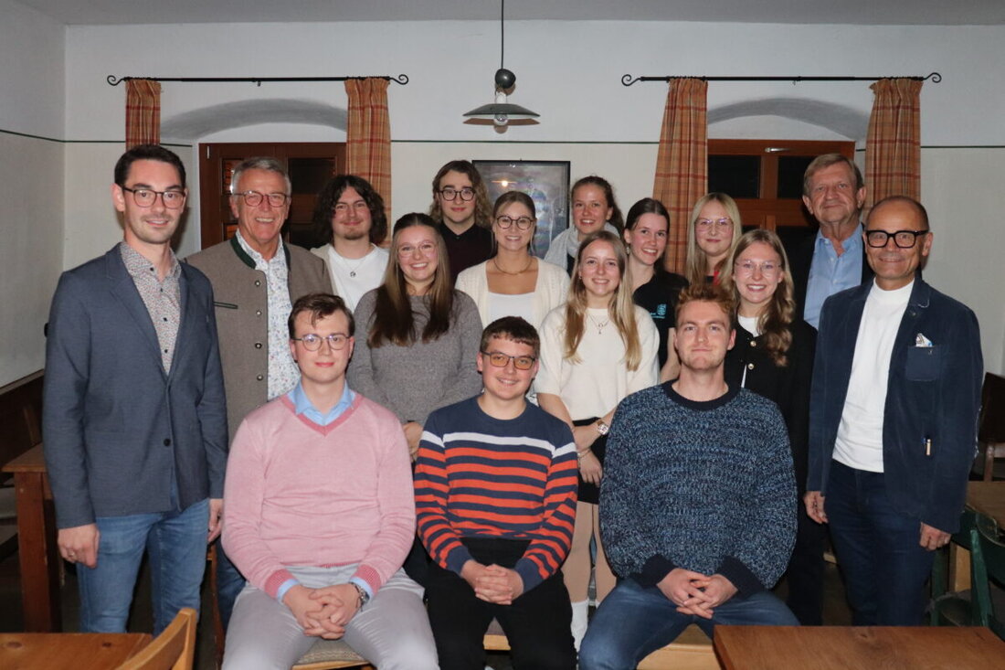 Tirschenreuth. Der 7. Jugendrat wurde gewählt, neun Mitglieder sind neu und sechs werden von Schulen benannt, und die konstituierende Sitzung ist am 15. November 2025 um 10 Uhr.