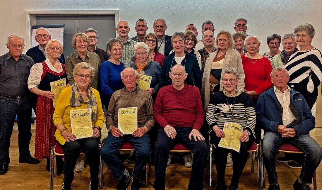 Weiden. Die Siedlergemeinschaft Waldrast ehrte in ihrer Jahreshauptversammlung Mitglieder für 20 bis 60 Jahre Treue, wobei die meisten Auszeichnungen in Abwesenheit verliehen wurden. Der Verein verzeichnet nun 320 Mitglieder und beteiligte sich unter anderem an der Gestaltung des Maibaums und der Fronleichnamsprozession.