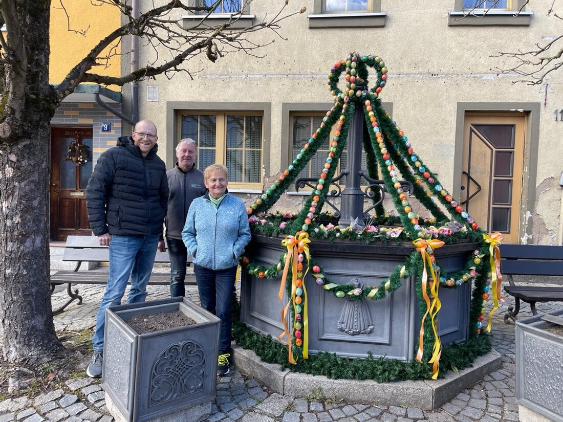 Neuhaus. Mit viel Engagement haben die Neuhauser Siedler ihren Osterbrunnen im Ortskern festlich geschmückt. Zahlreiche Helferinnen und Helfer schmückten am Freitag und stärken damit Brauchtum und Gemeinschaft.