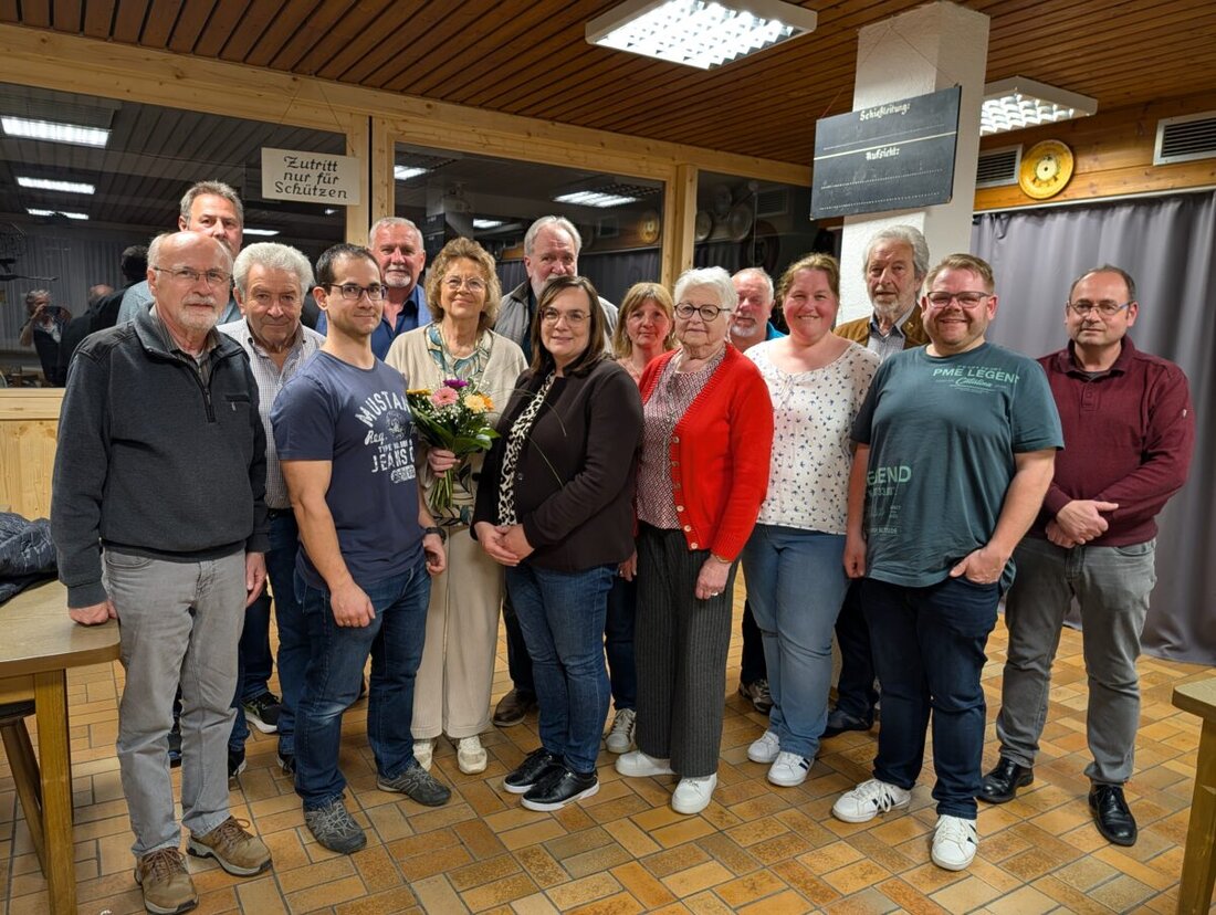 Weiherhammer. Horst Helgert bleibt Siedlerchef und startet in seine elfte Amtsperiode; die Hauptversammlung tagte am 25. April im Schützenheim. Die SG zählt 513 Mitglieder und erhöht 2027 den Beitrag auf 30 Euro.