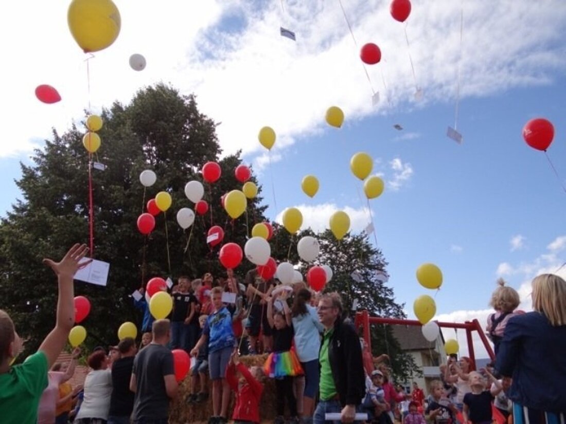 Luhe-Wildenau. Die Siedlergemeinschaft Luhe hat sich selbst übertroffen: Zum Siedlerfest war der Spielplatz wieder voll.  Von Johanna Müller  Verein und seine Unterstützer sorgten für strahlende Kinderaugen: Hunde-Kutschen-Fahrten, Kinderschminken, Nägel lackieren, Tellermalen [&hellip;]