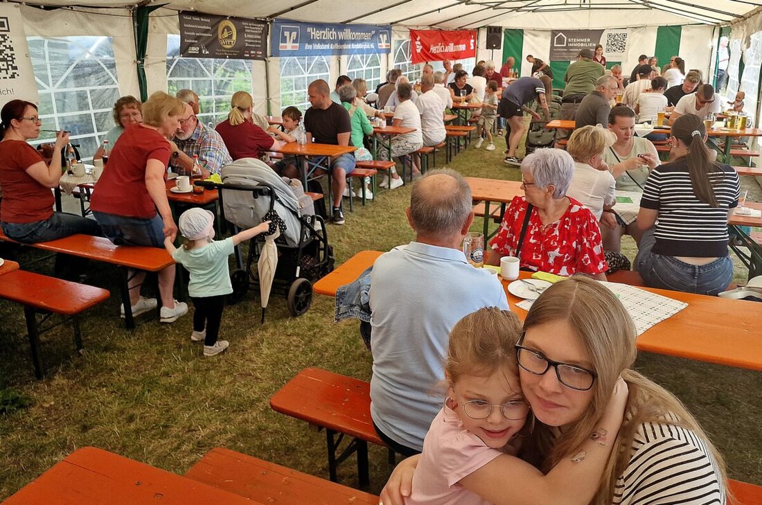 Weiden. Trotz Regenprognose zog das Siedlerfest der Siedlergemeinschaft Rehbühl viele Besucher an. 35 Kuchen, Grillduft und Kinderprogramm sorgten für Stimmung. Auch OB Benjamin Zeitler war da, während 20 Helfer alles stemmten.