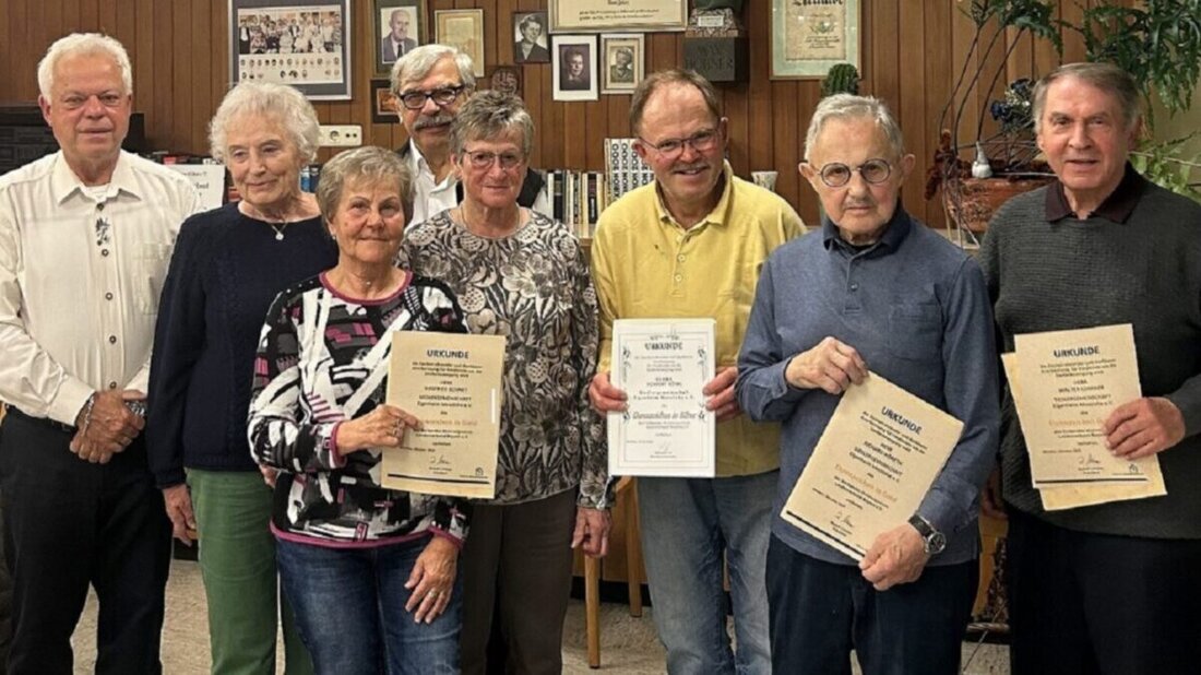 Weiden. In der AW-Tagesstätte traf sich die Siedlergemeinschaft Eigenheim Mooslohe zur Herbstversammlung. Bezirkschef Reinhard Ott ehrte sieben Mitglieder mit Gold und ein weiteres mit Silber für ihr langjähriges Engagement.