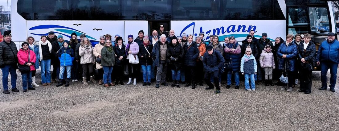 Weiden. Die Siedlergemeinschaft Rehbühl fuhr im vollen Bus zu den Weihnachtsmärkten in Abensberg, genoss Niklasmarkt, Turmweihnacht und Krippen. Nächste Termine: Weihnachtsfeier am 14. Dezember und Andacht an Heiligabend.