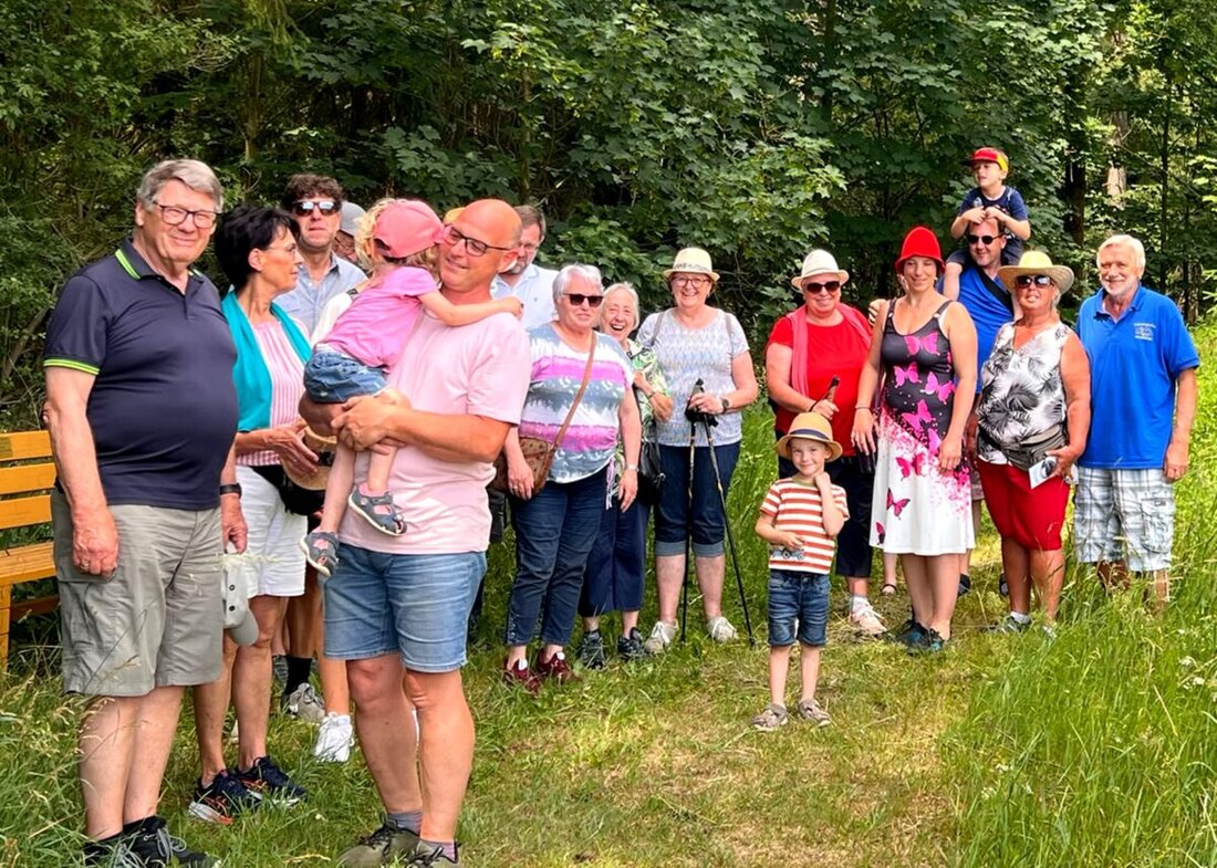 Weiden. Die Siedlergemeinschaft Waldfrieden erkundete bei ihrem verspäteten Frühjahrsausflug den Torflehrpfad durch die Mooslohe. Vorsitzender Herbert Salavs führte die Gruppe, unterstützt vom Oberpfälzer Waldverein, zum Schwedentisch.