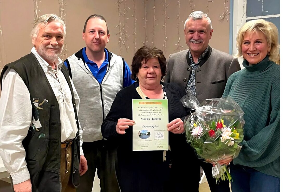 Weiden. Die Siedlergemeinschaft Waldfrieden stellt bei der Jahreshauptversammlung die Weichen für zwei Jahre und ehrt Monika Harnoth als Ehrenmitglied. Herbert Salavs bleibt Vorsitzender; Kasse und Verein zeigen sich stabil.