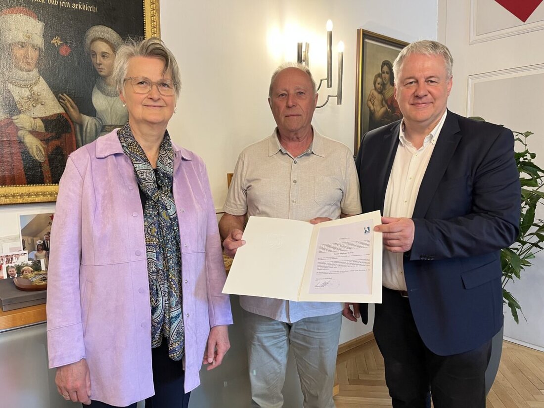 Amberg-Sulzbach. Siegfried Scholz bleibt für weitere fünf Jahre ehrenamtlicher Kreisarchivpfleger im Landkreis Amberg-Sulzbach. Er betreut die Gemeinden im südlichen Teil des Landkreises und wurde von Landrat Richard Reisinger und Dr. Maria Rita Sagstetter bestellt.