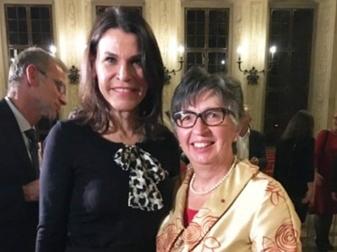 Augsburg/Neustadt/WN. 20 Jahre Mamazone – das feiern Verantwortliche und Brustkrebs-Patientinnen im Goldenen Saal des Augsburger Rathauses. Sieglinde Schärtl darf auch weiter im Bundesvorstand von “Mamazone – Frauen und Forschung nach [&hellip;]